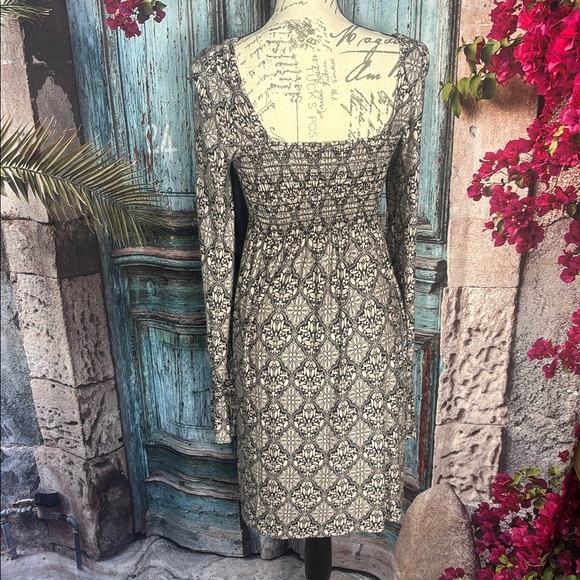 Guess long sleeve stretchy dress, size large, good condition - Picture 8 of 12